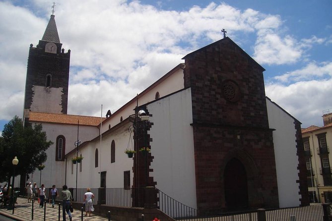 2-Hour Funchal City & Madeira Wine Experience - Stop 4: Zona Velha, old town streets, and door art