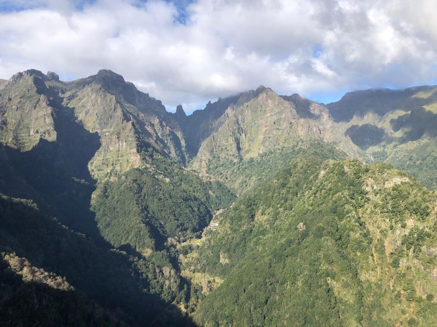 4 hours Unique Jeep Safari Tour to Pico do Arieiro, Madeira - Meeting Ricardo Off Road Madeira and settling into the Jeep