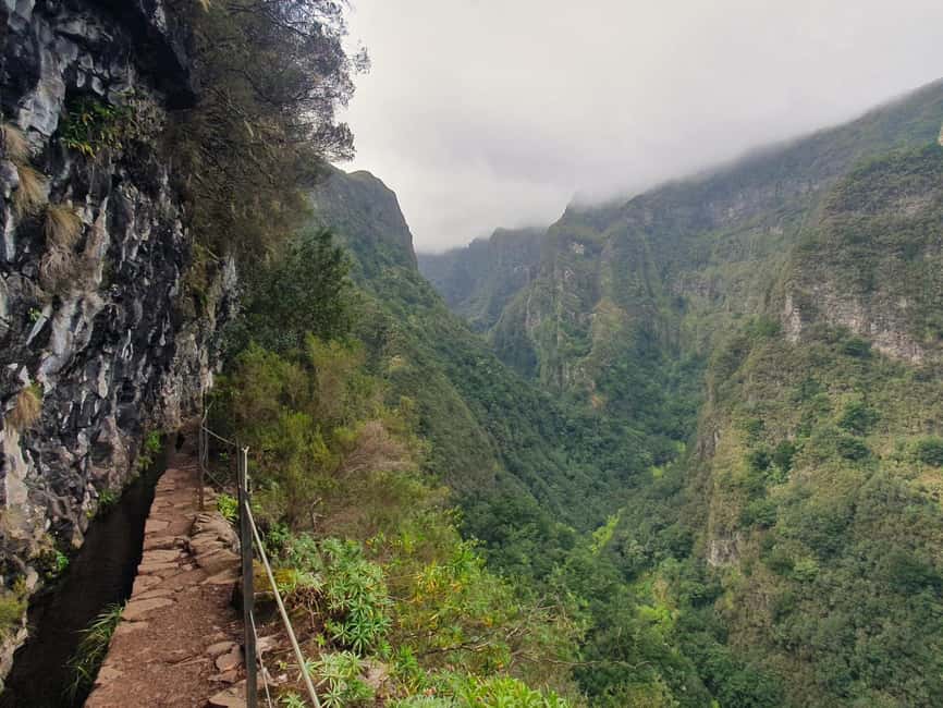Caldeirão Verde: Queimadas PR9 Transfer and Self-Guided Hike - Queimadas Park start: instructions, digital map, and your first 15 minutes
