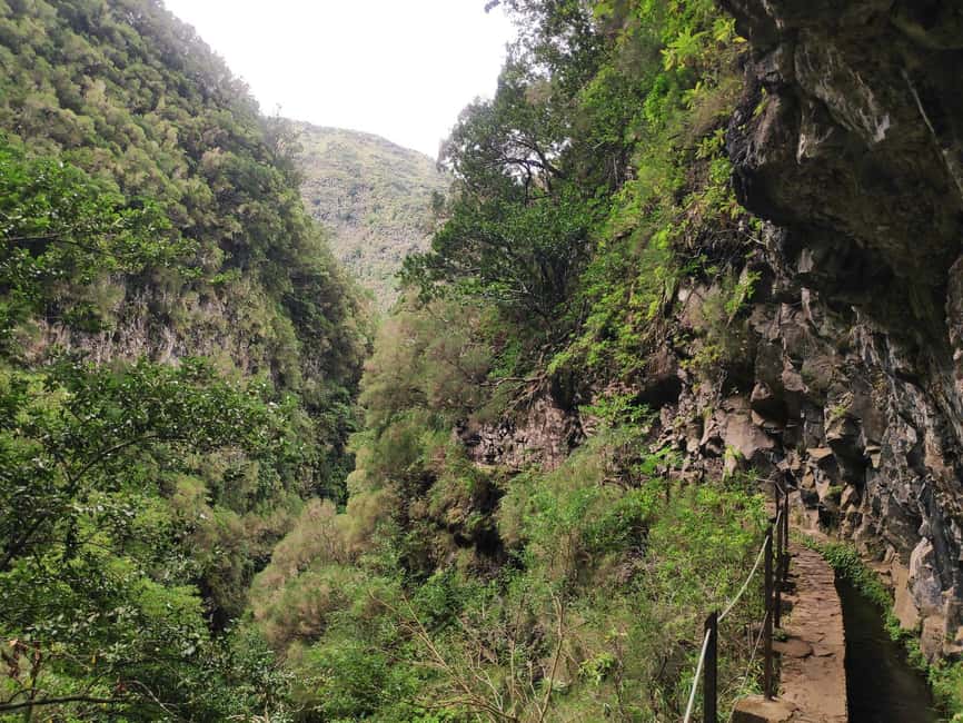 Caldeirão Verde: Queimadas PR9 Transfer and Self-Guided Hike - Four tunnels and tight passing spots: how to stay calm and safe