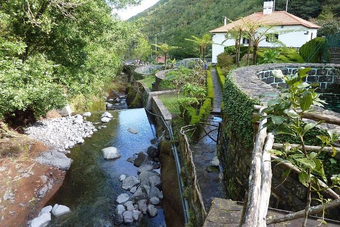 Discover the east - Santana: Triangular Thatched Houses in Classic Madeira Colors
