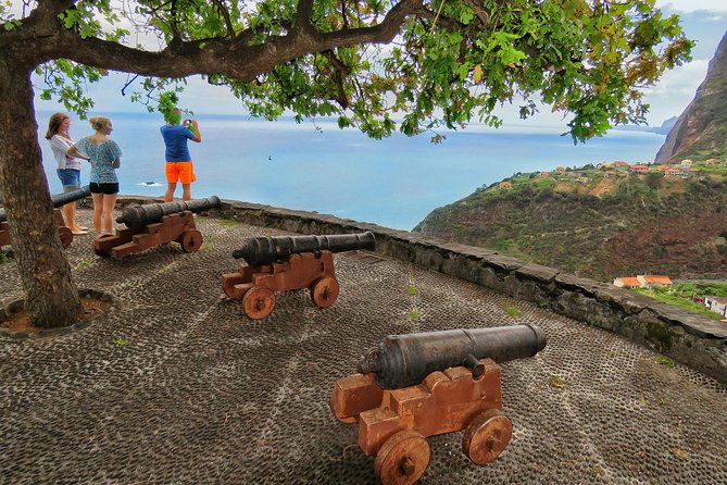 East 4x4 Santana & Peaks - Santana: thatched-roof homes and real village time
