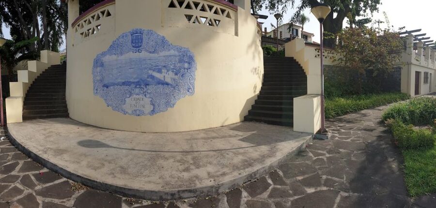 Funchal: Guided City Tuk-Tuk Tour - Zona Velha: narrow old streets, 15th-century character, and street art on walls
