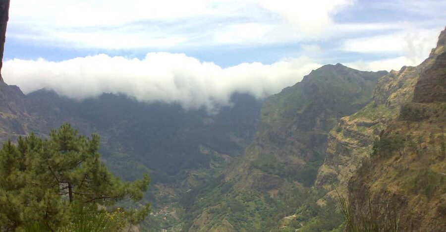 Funchal: Nuns Valley Half Day Tour - Eira do Serrado’s view of Curral das Freiras, the horseshoe-shaped valley