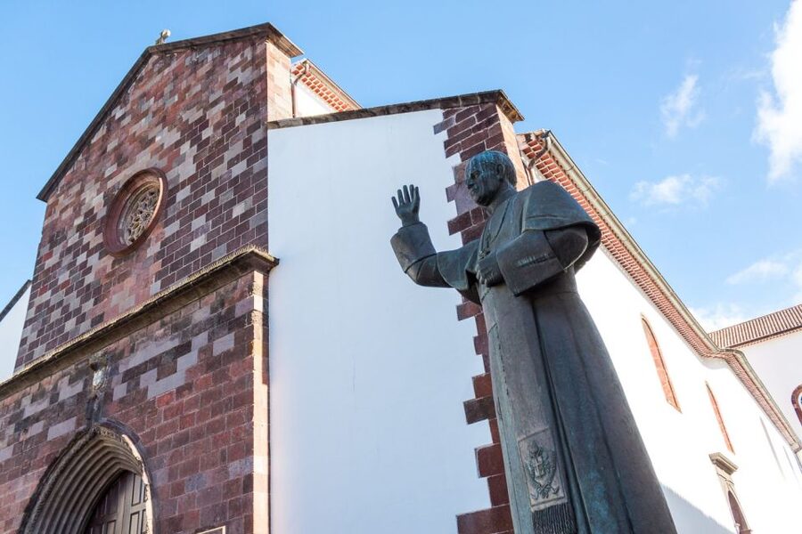 Funchal: Old Town Walking Tour - Municipal Garden wine lodge stop: a short pause that sets you up for the return