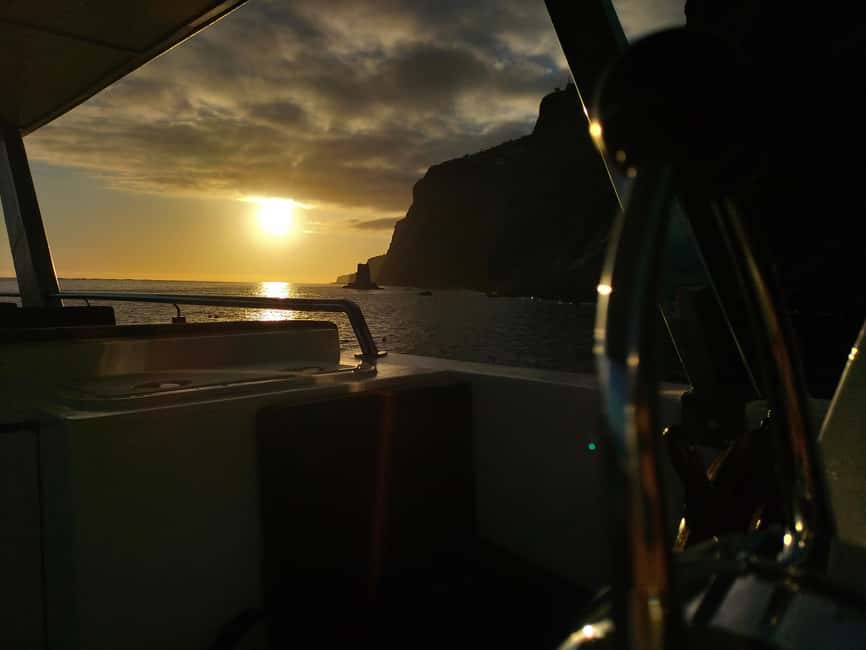Madeeira: Sunset dinner cruise - The ride begins: welcome refreshment and a steady start