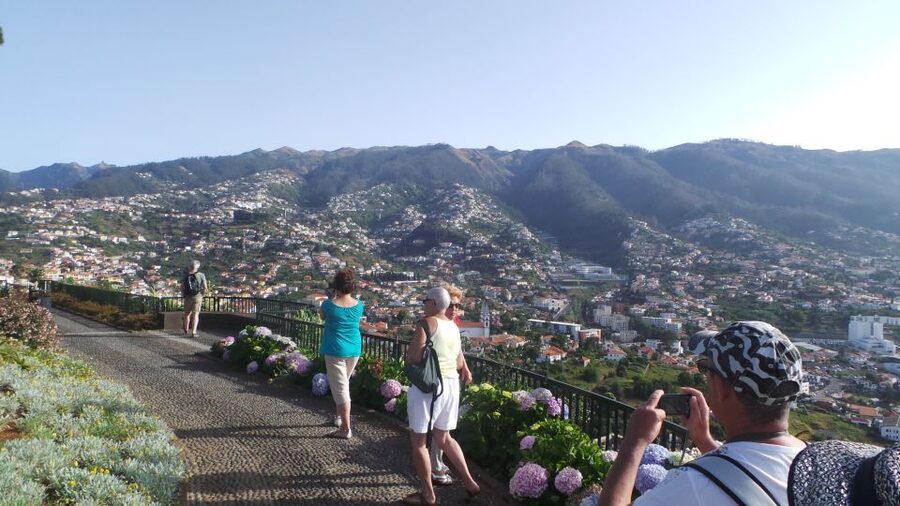 Madeira: Cabo Girao, Jeep Tour Adventure and Wine Tasting - Câmara de Lobos: the fishing village finish