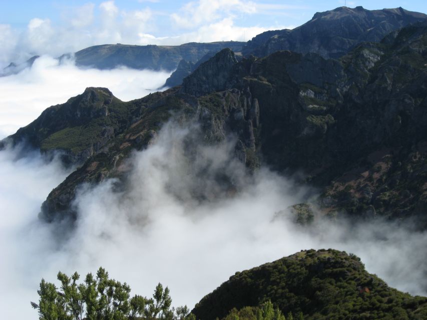 Madeira: Full-Day Pico Ruivo / Achada do Teixeira Walk - Picarouto to the First Big Views: Rock Formations and Framing Moments