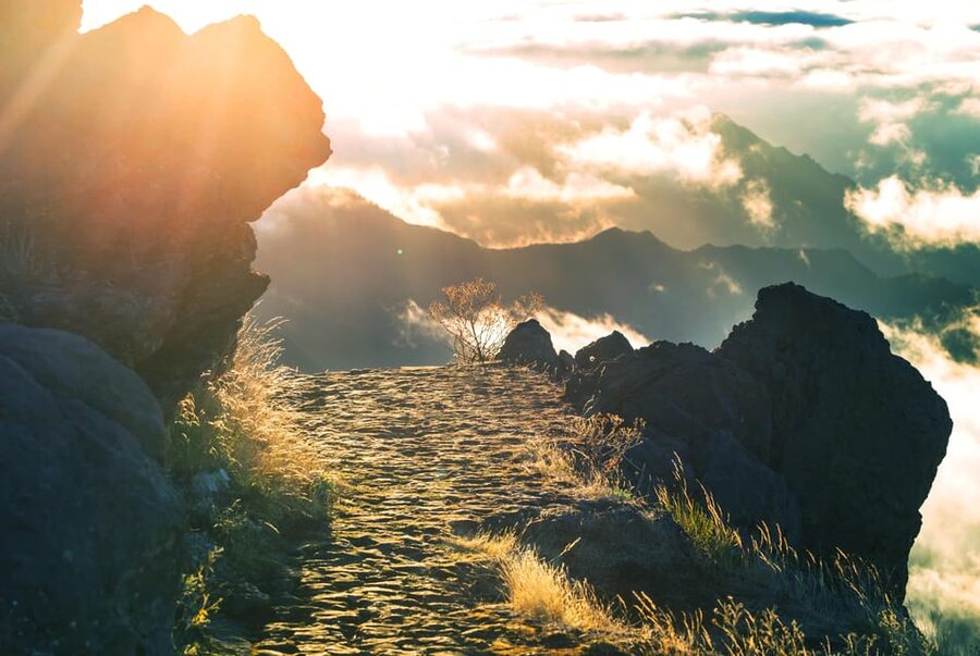 Madeira: Heavenly Sunset Pico do Arieiro with Snacks & Wine - Picnic with wine and beer: a simple idea that feels special up on the rocks