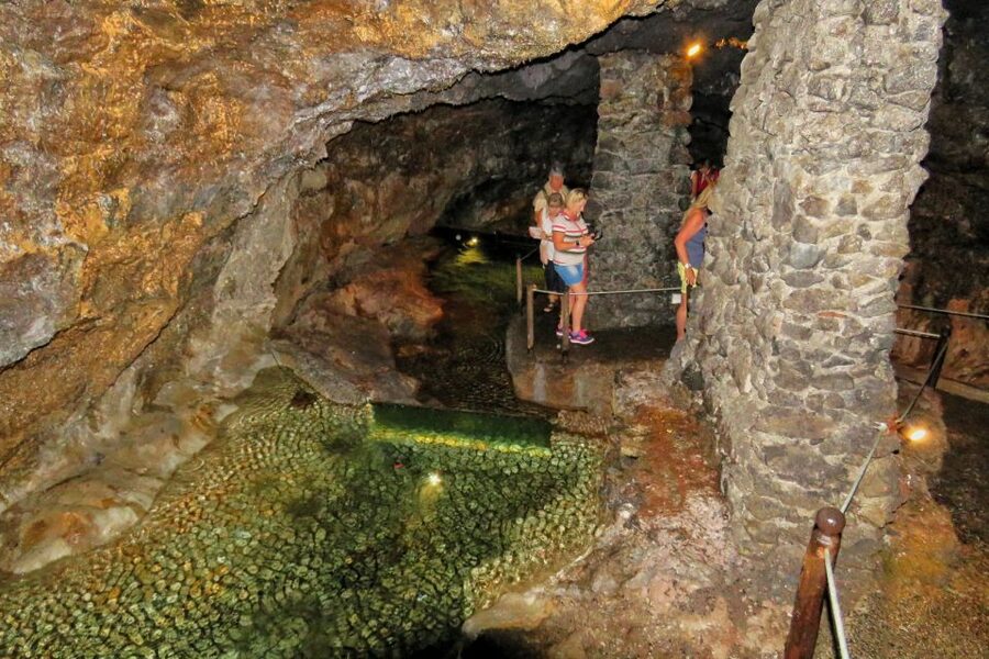 Madeira : Private wine experience by 4WD - Pickup reality: Funchal and Caniço include it, most other places cost more