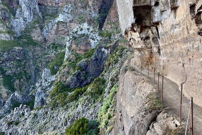 Morning Transfer To Pico Do Arieiro, Hike To Pico Ruivo & Return From Teixeira - The descent to Achada do Teixeira: mostly downhill, but still no free ride