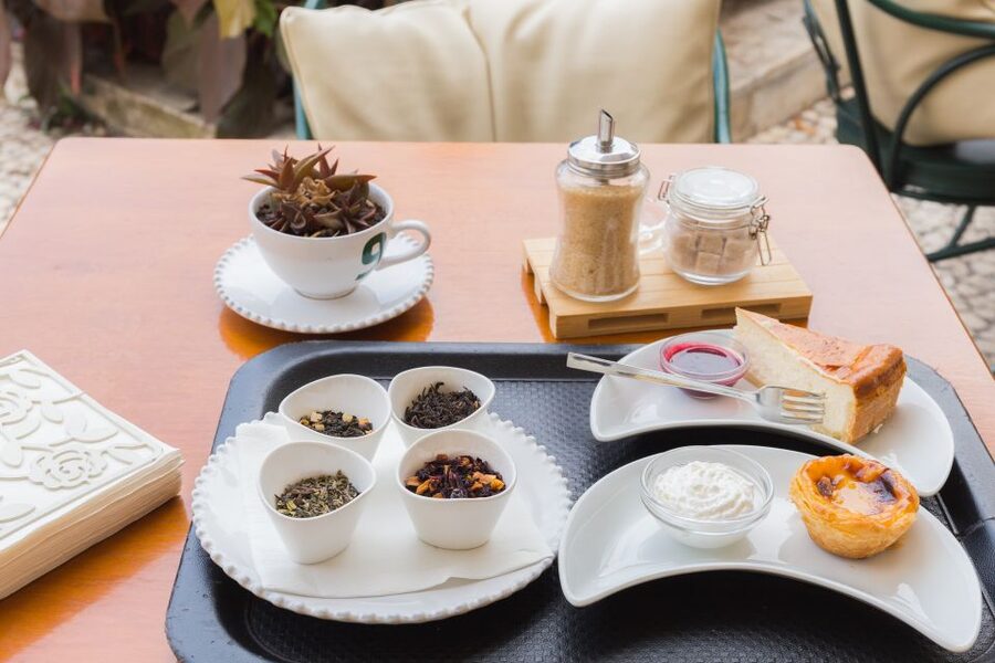 Taste Funchal: food, wine and cultural tour - The lunch stop and savory bites: fish, kebab, and island comfort food