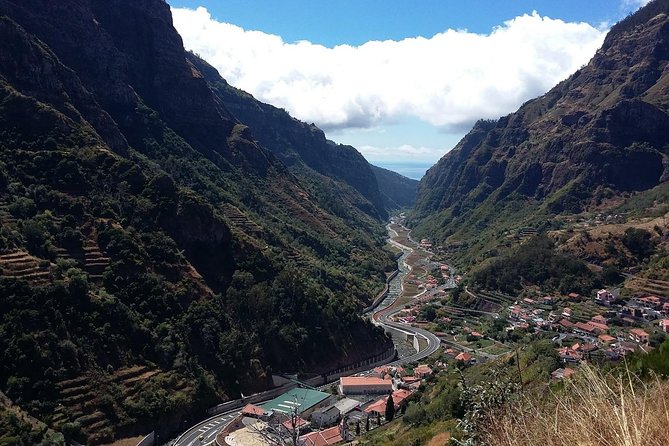 Tour - 8 Villages to the West - Seixal’s calm black-sand beach and São Vicente’s cave setting