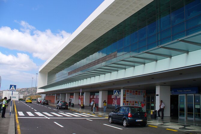 Transfer Privado e Confiável: Aeroporto → Funchal (ou vice-versa) - From Arrivals Hall to your first stop in Madeira