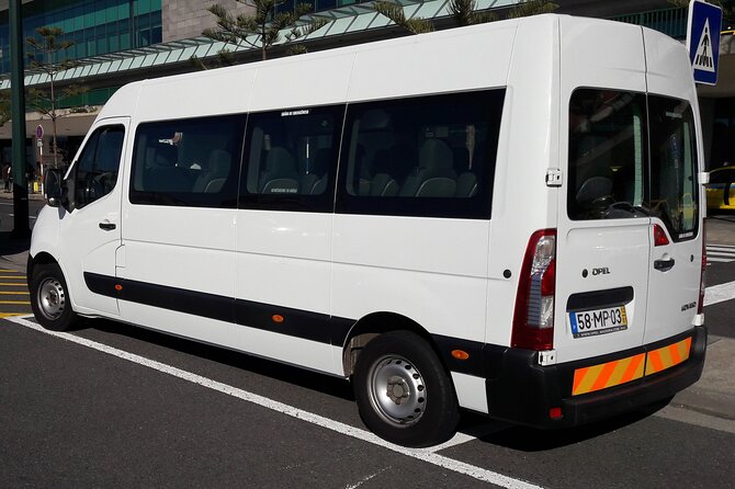 Transfer Privado e Confiável: Aeroporto → Funchal (ou vice-versa) - Finding your driver, showing the voucher, and the 15-minute wait